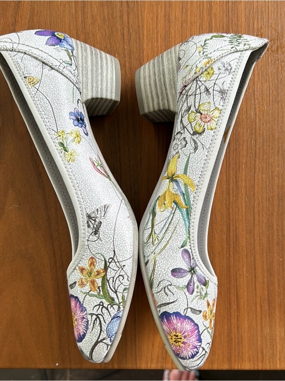 Gray floral pumps - Picture 3 of 10